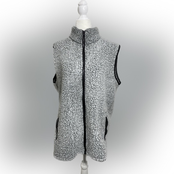 Jackets & Blazers - XX-Large Women’s Gray Black Thin Zip-Up Sherpa Vest w/ Two Front Pockets